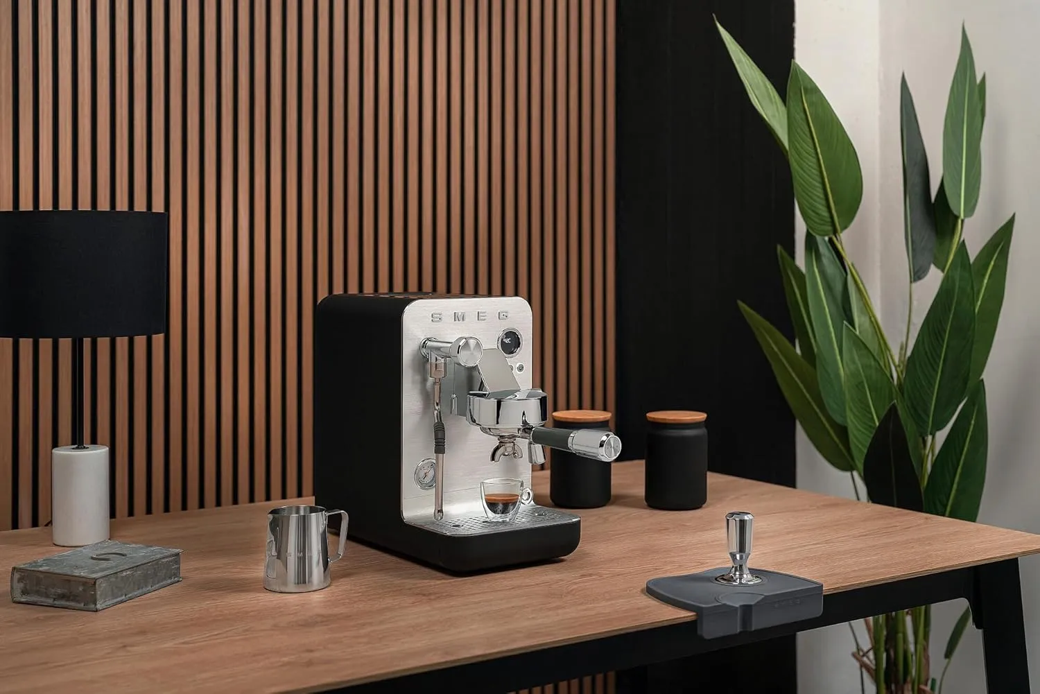 Smeg Semi-Pro Espresso Machine – 15-Bar Pump, Triple Thermoblock Heating, 58mm Filter Holder & Steam Wand – Made in Italy (Black)